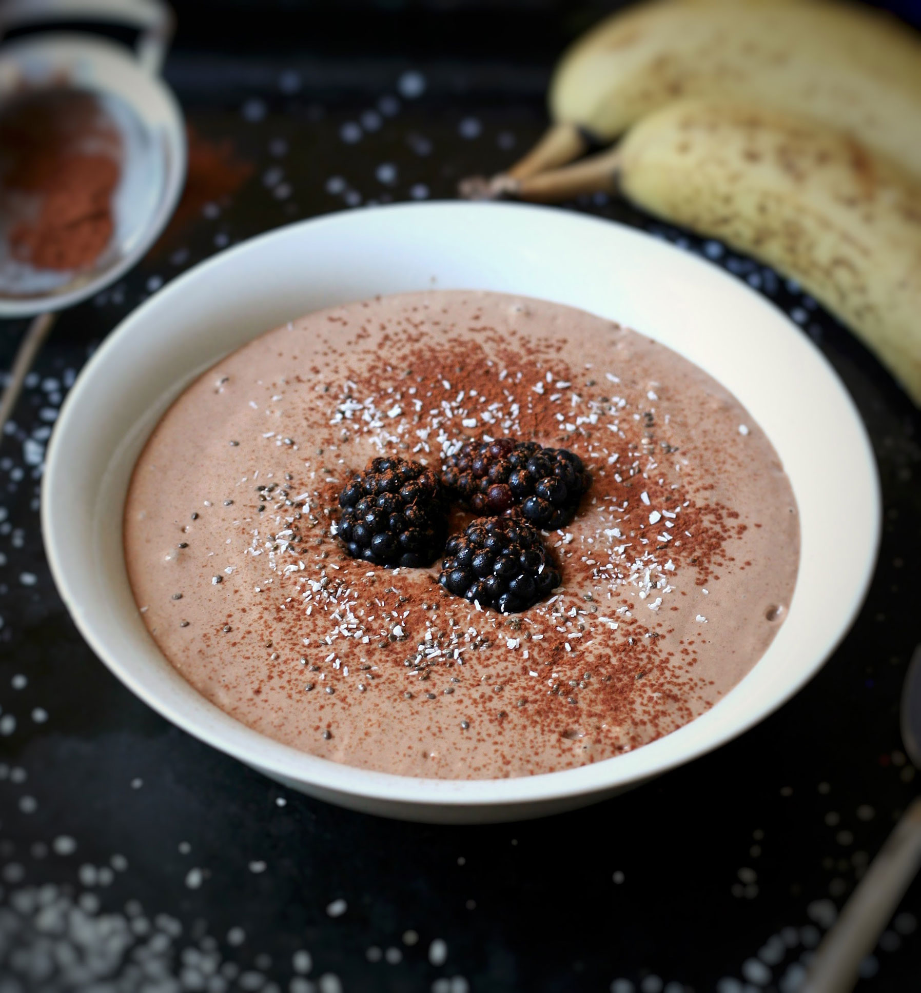 Chocolate and peanut butter smoothie bowl (vegan)