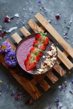 Very berry strawberry smoothie bowl | Soulful And Healthy